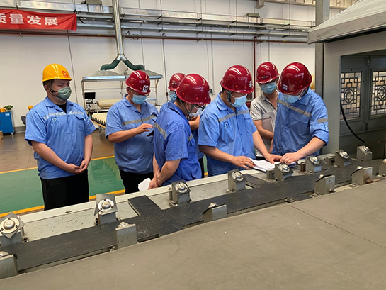 天海工業(yè)黨委書記、董事長李俊杰深入四型瓶車間調(diào)研指導(dǎo)工作 (1).png