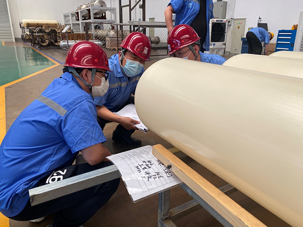 天海工業(yè)黨委書記、董事長李俊杰深入四型瓶車間調(diào)研指導(dǎo)工作 (2).png